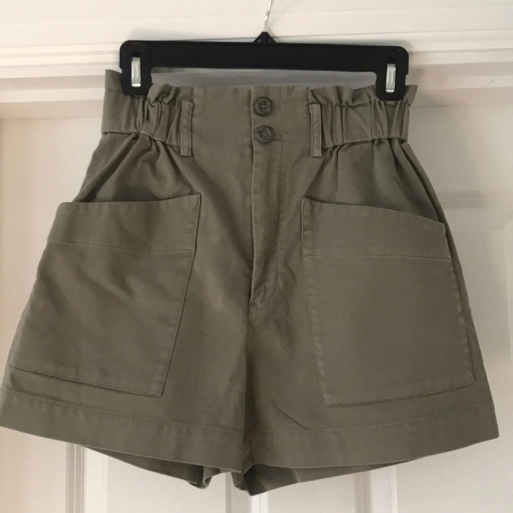 1 Day Left to Ship! 
🤍& Other Stories Shorts XS/EU 36